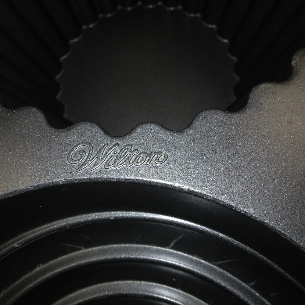 BAKING PAN Wilton Giant Cupcake Pan, good used condition